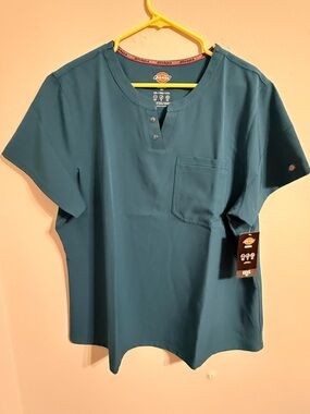 Dickies Teal Top and Bottom Scrub Set 
NEVER WORN WITH TAGS